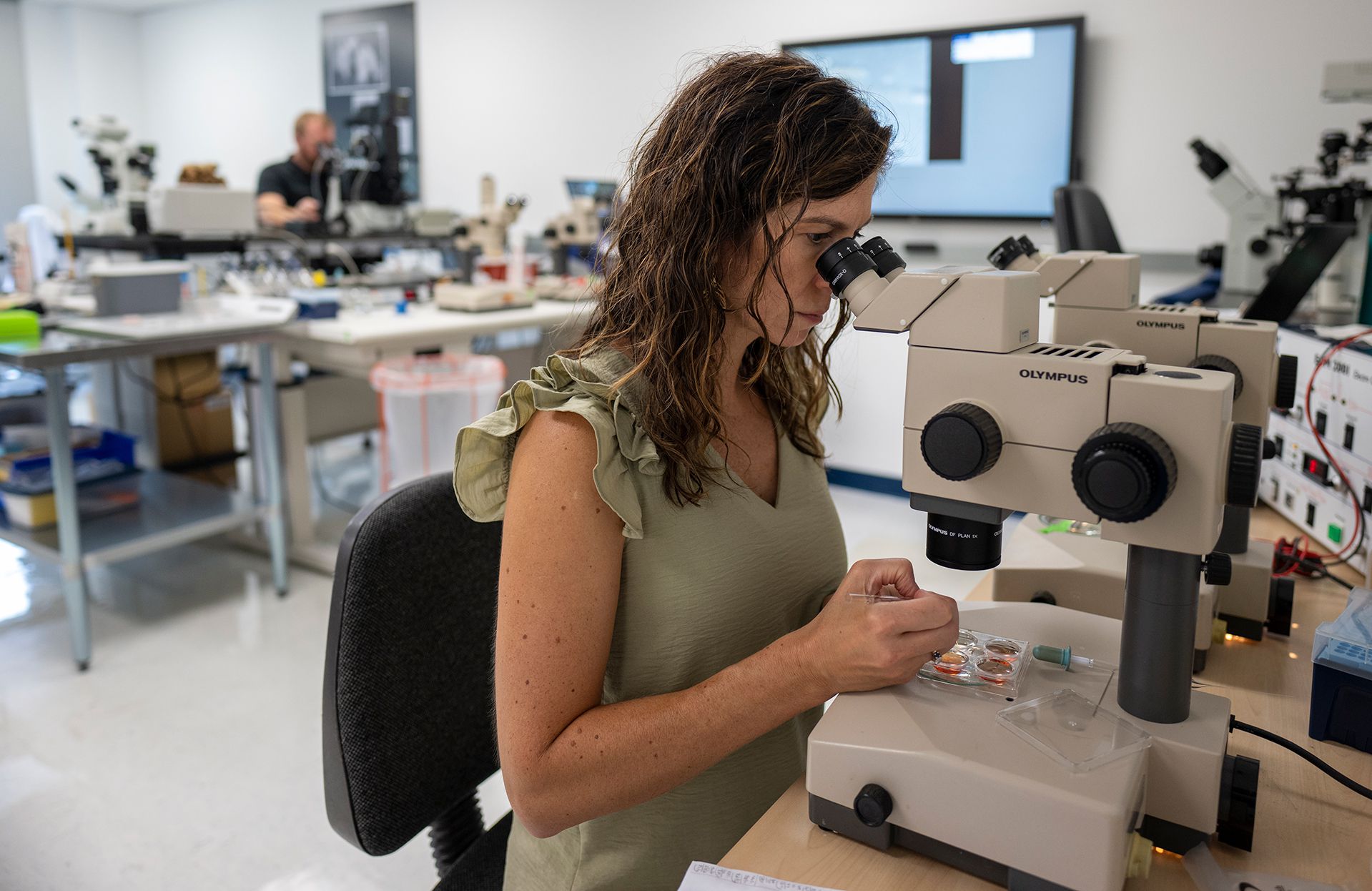 woman using microscope